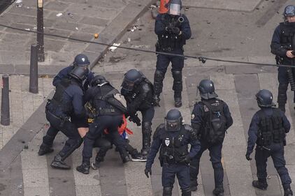 Parigi, scontri fra polizia e gilet gialli vicino l'Arco di Trionfo 5