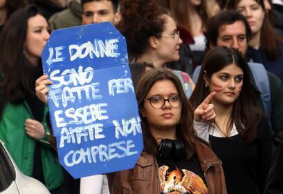 "Generazione meticcia e queer". A Milano sfila il corteo "transfemminista" 2