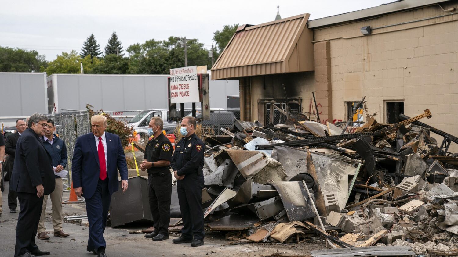 Trump sbarca a Kenosha e difende il killer bianco. Afro ucciso a Los Angeles