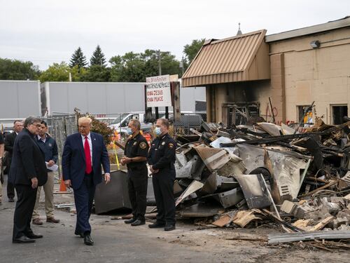Trump sbarca a Kenosha e difende il killer bianco. Afro ucciso a Los Angeles