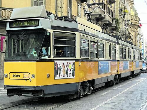 Incastrata nella porta e trascinata dal tram. La salvano i carabinieri