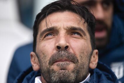 Le lacrime di Buffon durante il minuto di silenzio per Astori 2