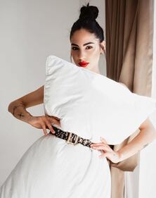 Quarantine Pillow Challenge: le influencer nude vestite solo di un cuscino 1