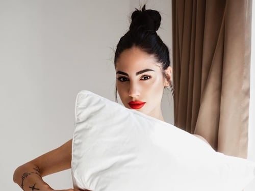 Quarantine Pillow Challenge: le influencer nude vestite solo di un cuscino