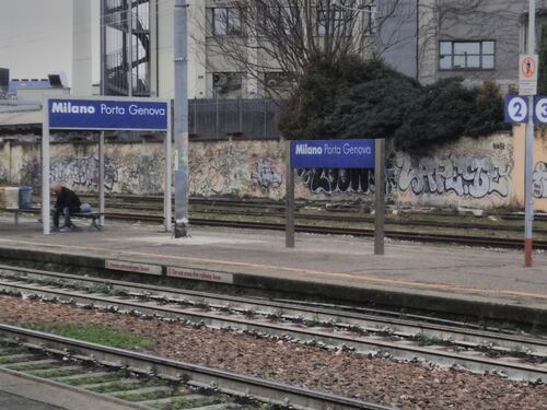 "Non puoi salire in bici". E il rider africano massacra il capotreno