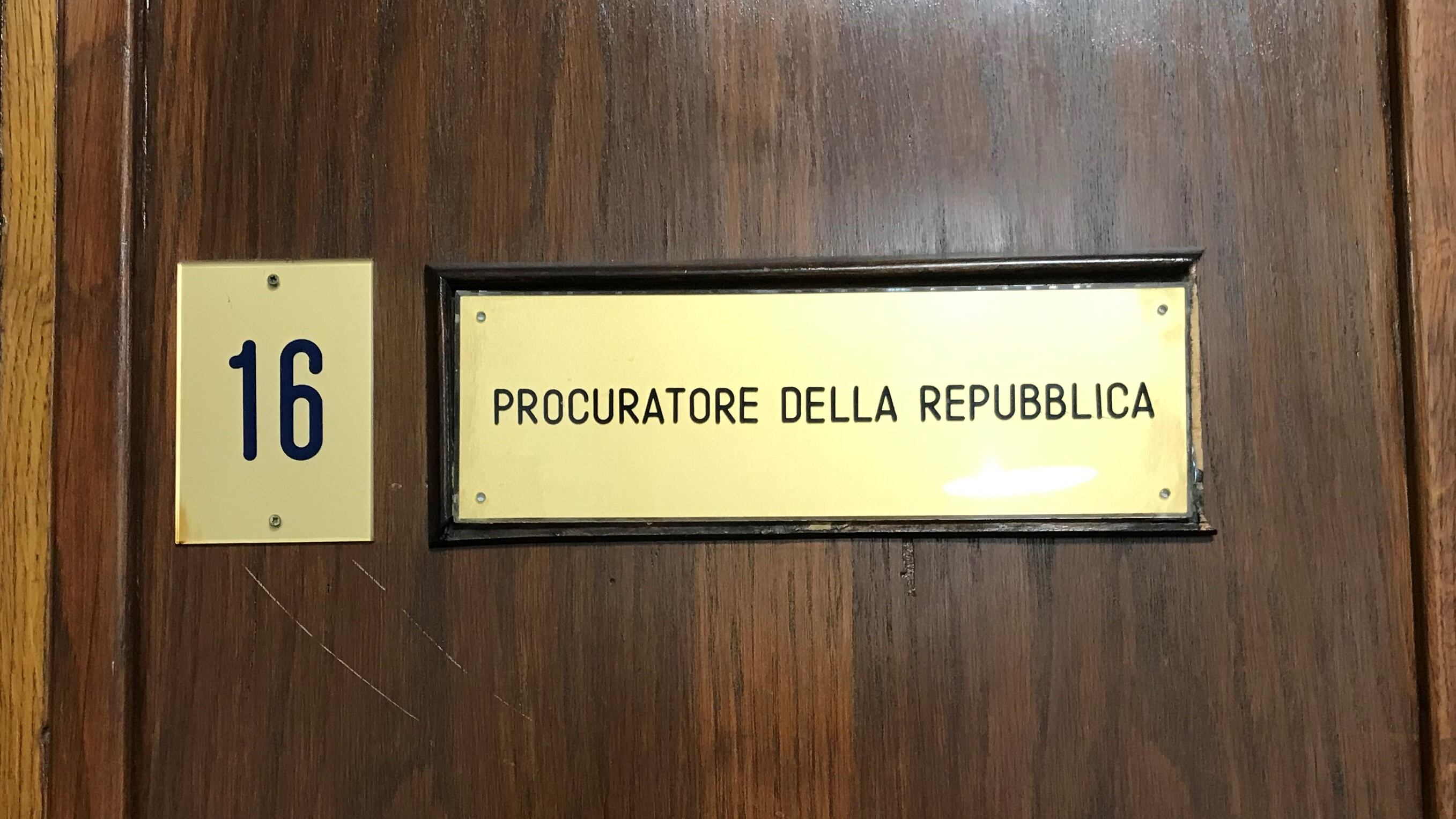 Procura, 77 Pm in attesa di una guida