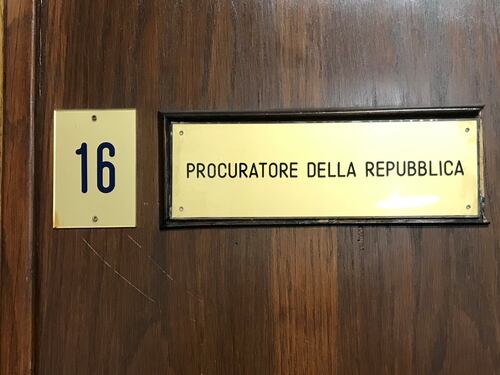 Procura, 77 Pm in attesa di una guida