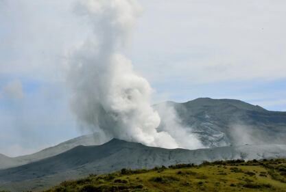 Giappone, erutta il vulcano Aso 9