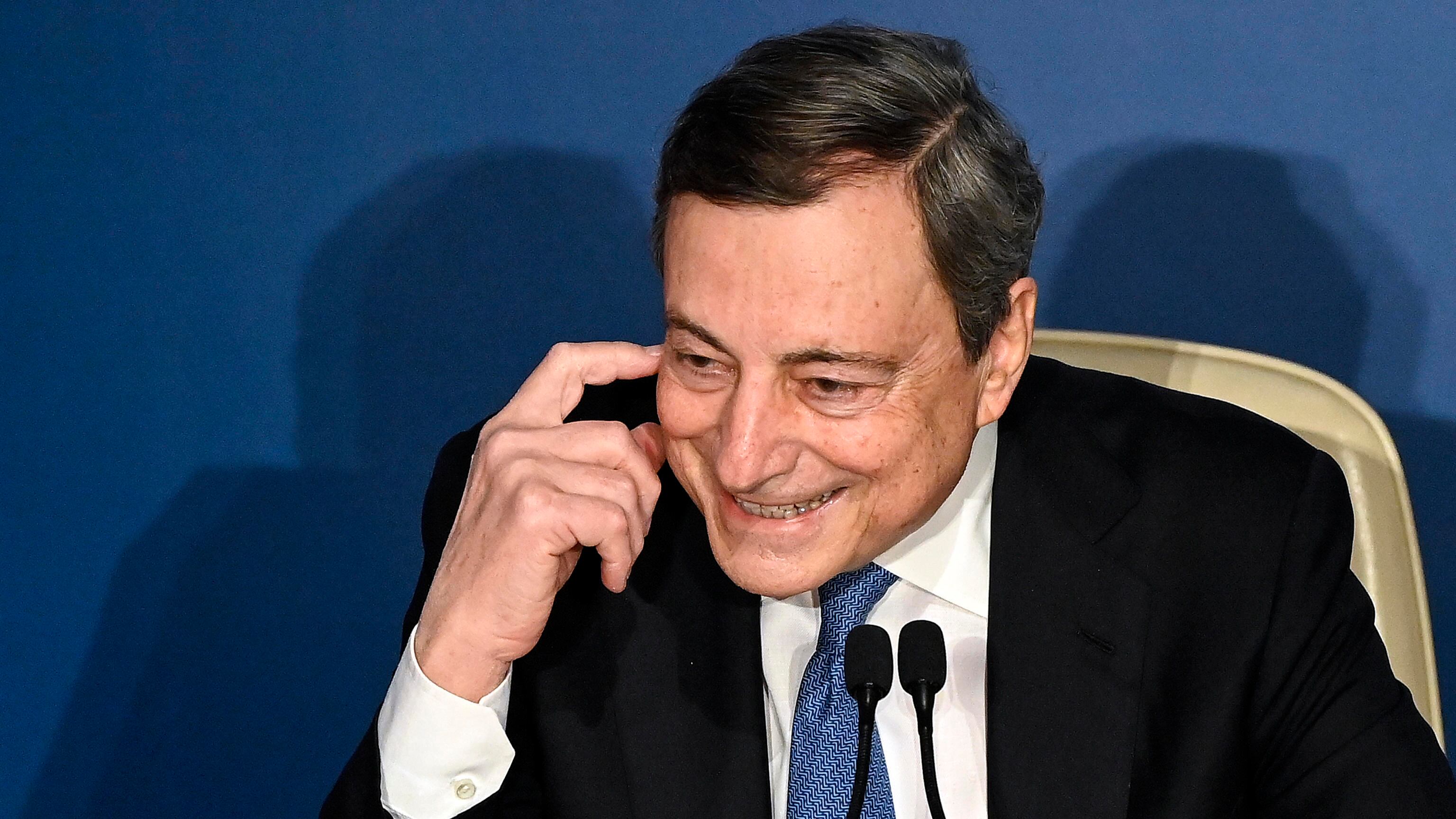Trame silenziose per traslocare Draghi al Quirinale. Ma i veti nei partiti lo lasciano al palo