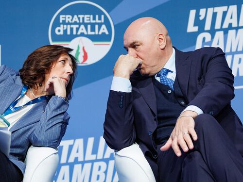 Meloni in campo per le Europee. E Mantovano teme "interferenze russe"