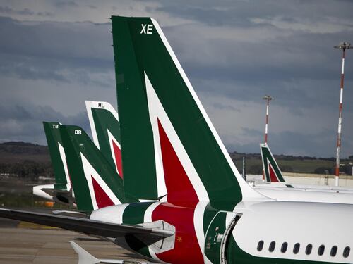Ecco tutti i privilegiati che volano gratis sugli aerei dell'Alitalia