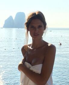 Bianca Balti, trasparenze e scollatura audace 3