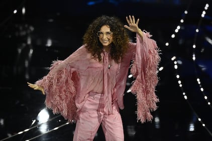 Sanremo 2024: ecco il look della terza serata del Festival di conduttore, co-conduttrice e ospiti 12