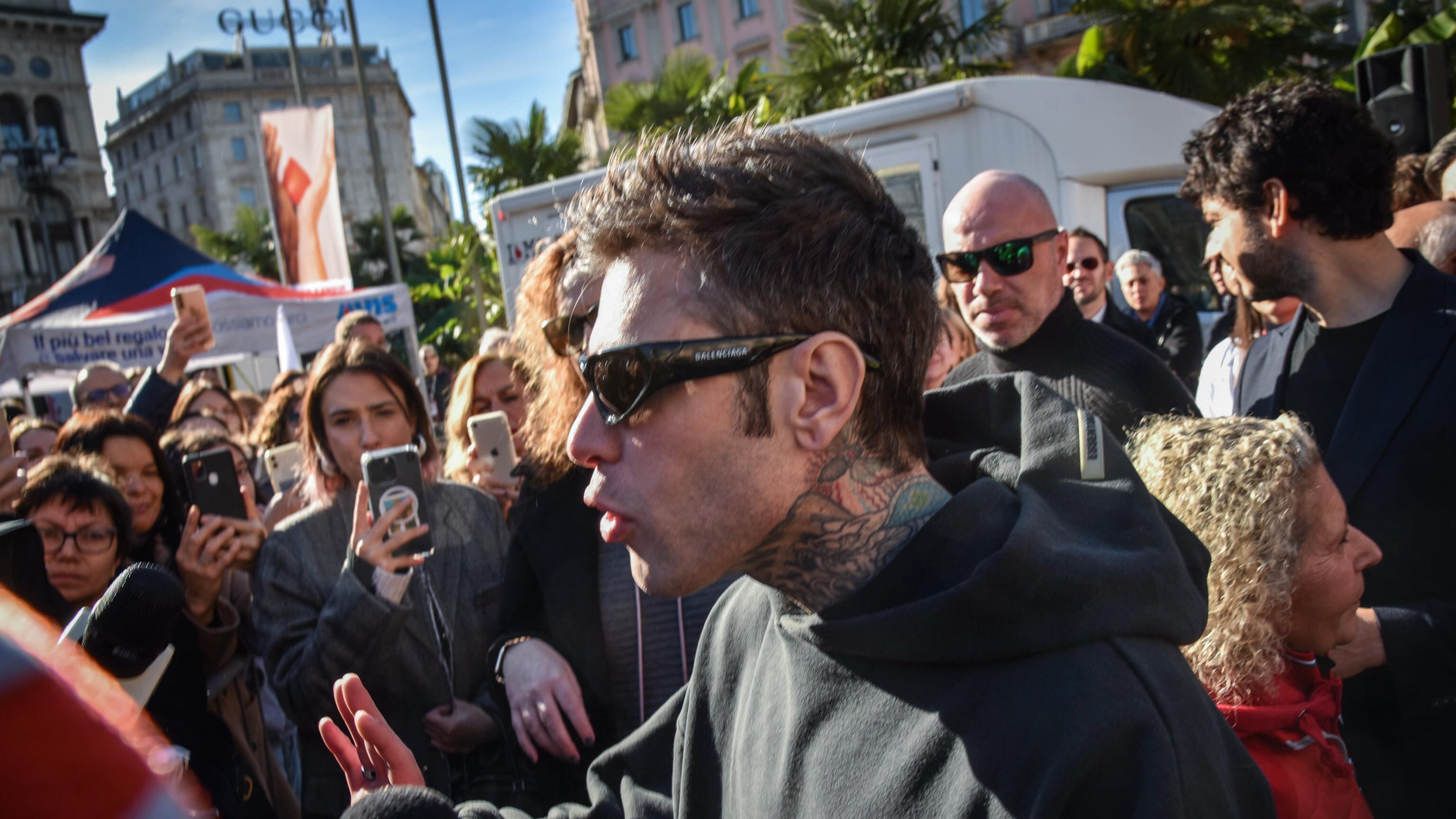 Fedez porta la politica anche all’evento Avis: ecco perché ha sbagliato