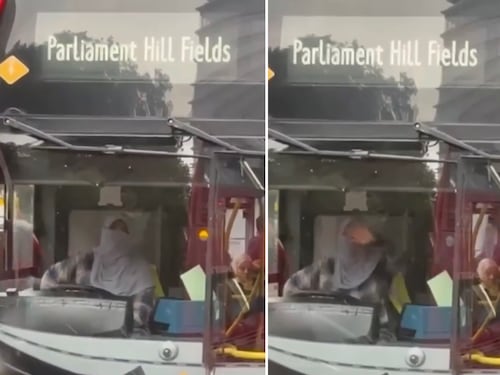 Conducente di bus con niqab a Londra, passeggeri perplessi: “Ha superato la mia fermata”