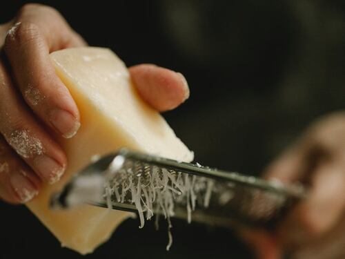"Rischio per gli allergici". Il Grana venduto per Parmigiano: scatta il richiamo