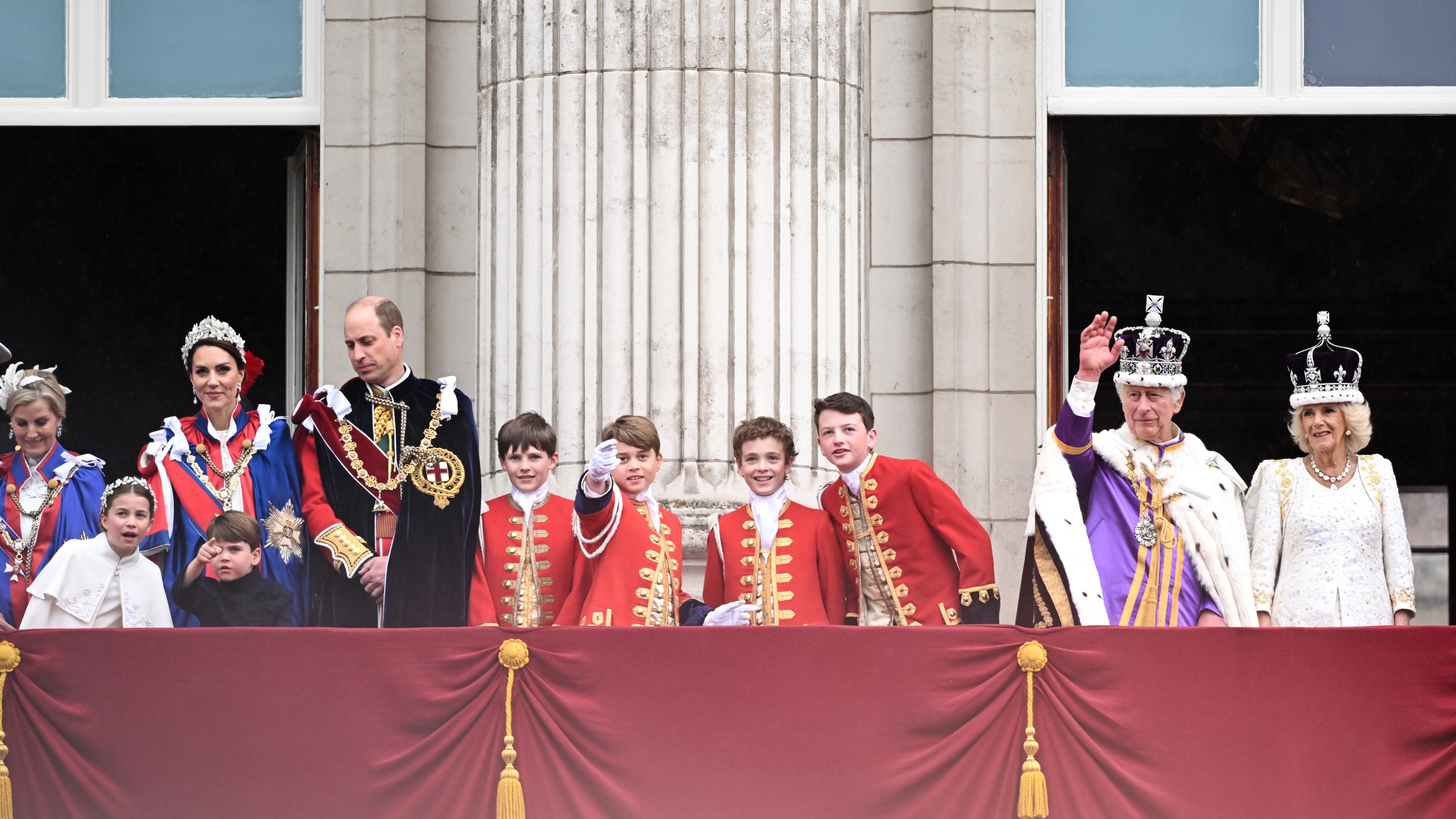 "Rischia l’estinzione". Carlo e il grande rischio della "monarchia snella"