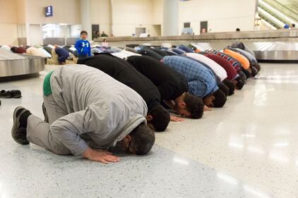 Musulmani pregano all'aeroporto di Dallas per protestare contro Trump 1