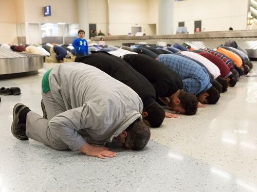 Musulmani pregano all'aeroporto di Dallas per protestare contro Trump