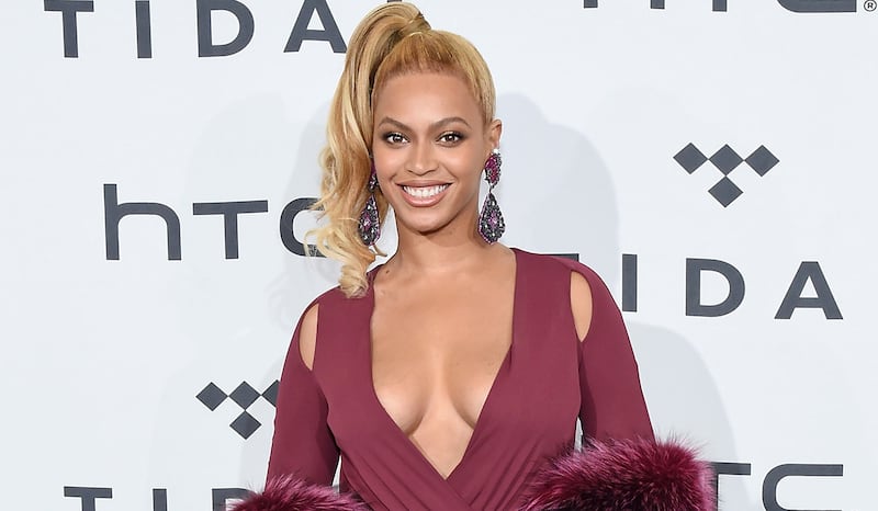 Beyoncé e Taylor Swift sexy dive in foto 14