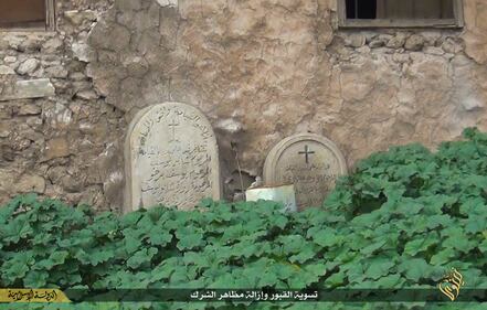 Così lo Stato islamico distrugge il cimitero cristiano 4