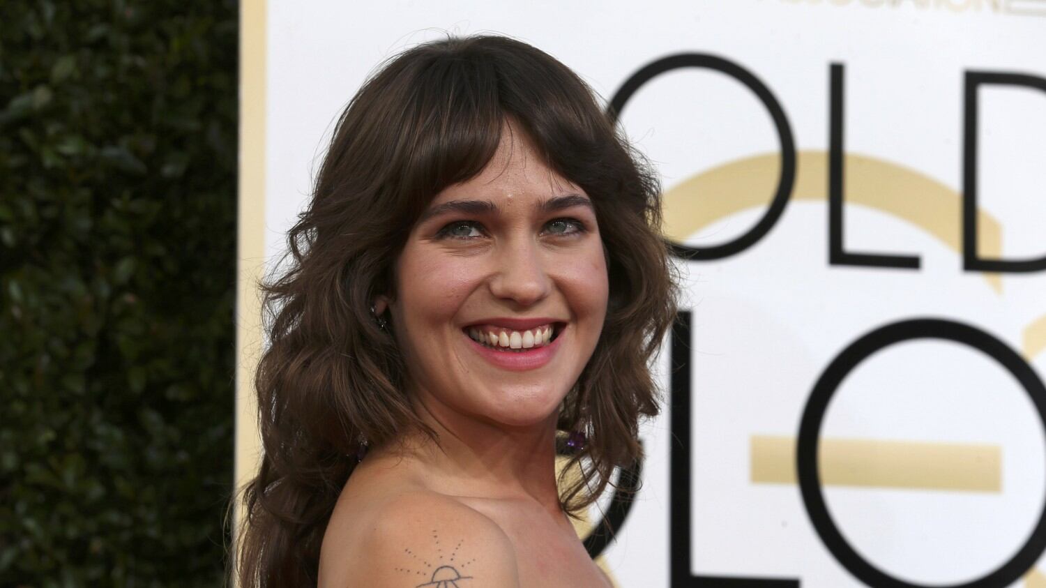 Lola Kirke ai Golden Globe mostra i peli sotto le ascelle