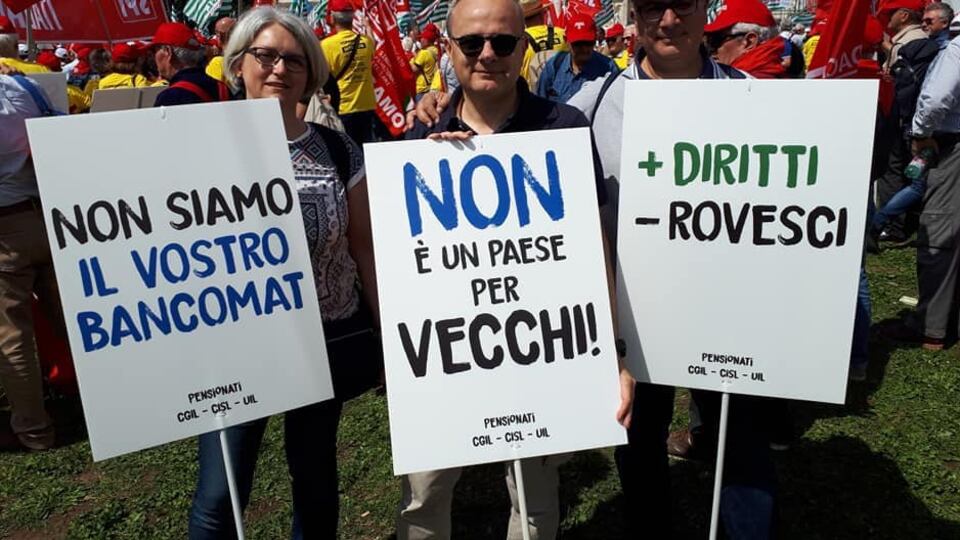 Landini arringa gli anziani in piazza "Pronti allo sciopero generale"
