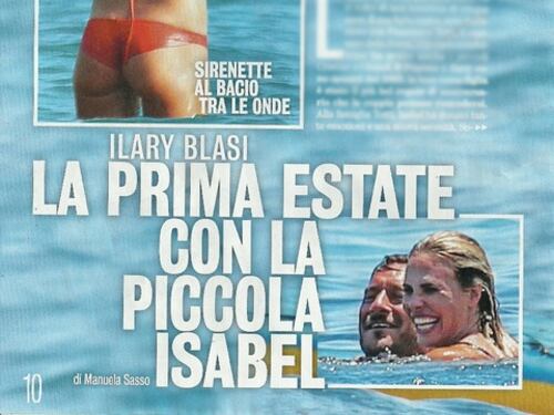 Ilary Blasi mamma tenerissima sulla spiaggia con la piccola Isabel