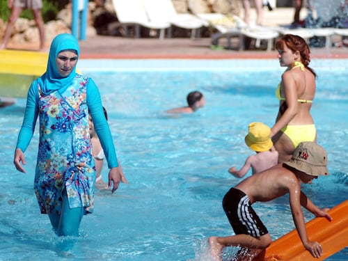 Francia, cittadini contro i burkini: "Adesso nuoteremo tutti nudi"