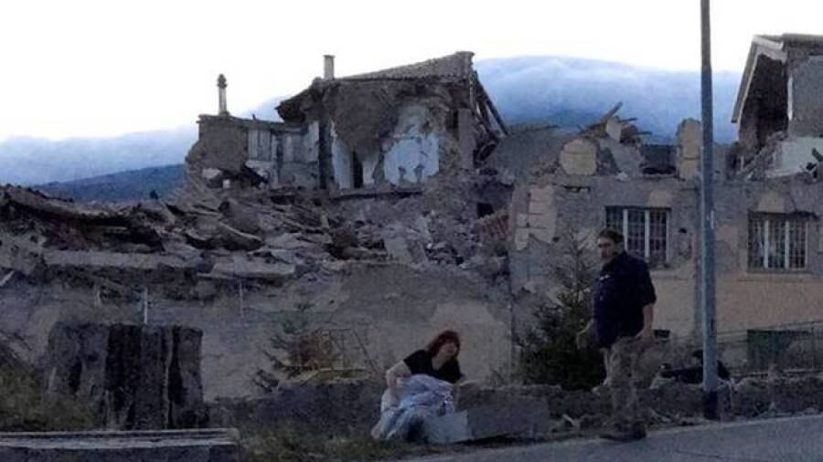 "La pietà di Amatrice", la foto simbolo di questo terremoto di morte
