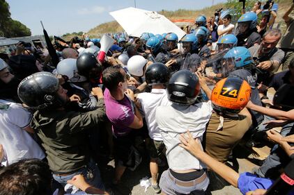 Blocchi contro i profughi, tensione con la polizia 12