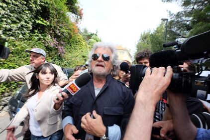 Grillo va a votare al seggio di Sant'Ilario 5
