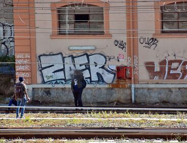 I migranti di accampano sui binari della ferrovia a Ventimiglia 2