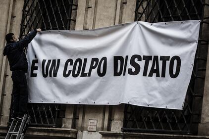 Blitz delle forze dell'ordine: rimosso lo striscione "È colpo di Stato" 13