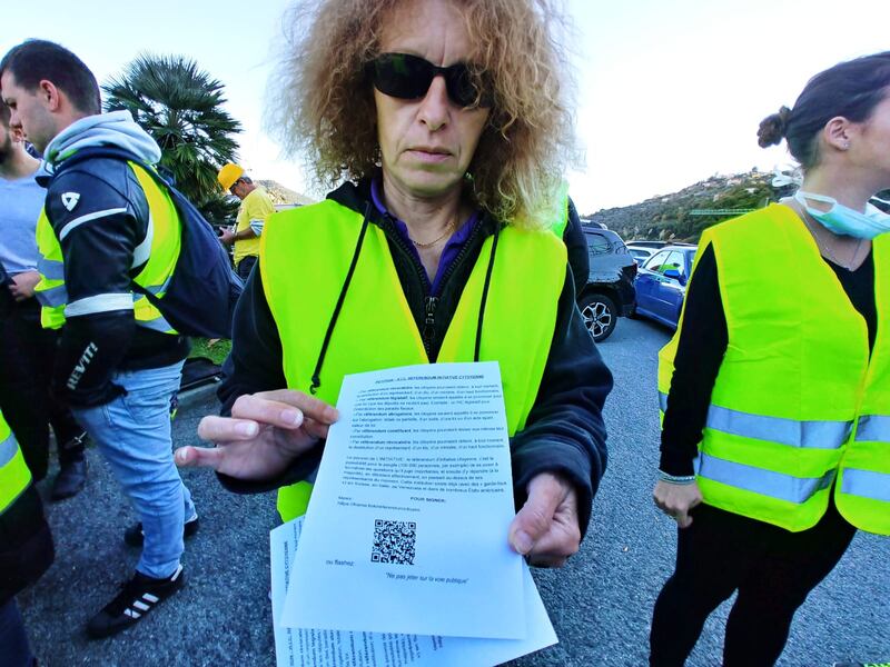 I gilet jaunes sconfinano in Italia e occupano la barriera dell'A10 a Ventimiglia 10