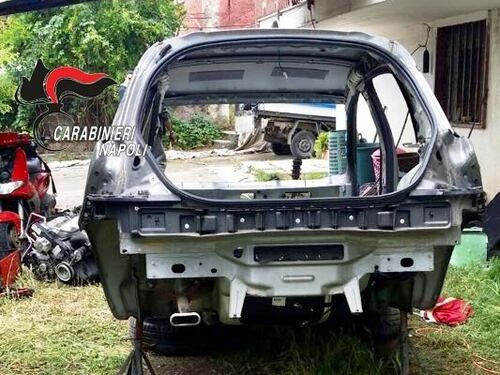 Smontava l'auto rubata nel cortile: lo hanno preso così