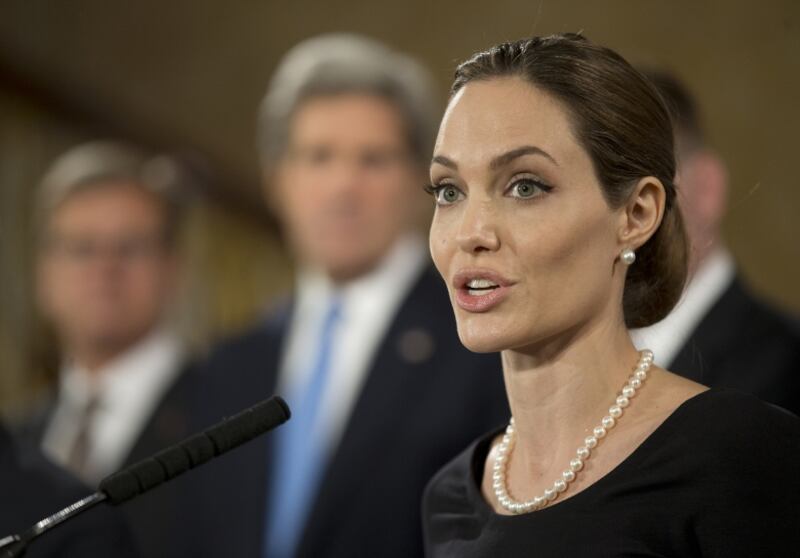 Angelina Jolie troppo magra, Brad Pitt le lancia un ultimatum 10