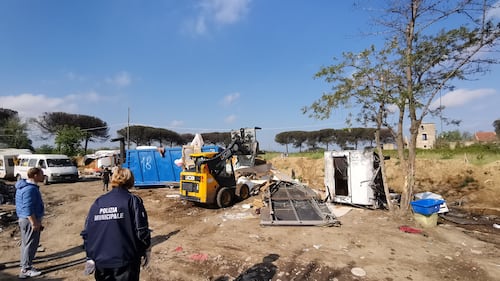 Campo rom smantellato nel Napoletano 4