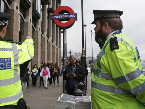 Paura a Londra, quattro persone accoltellate: è caccia all’uomo
