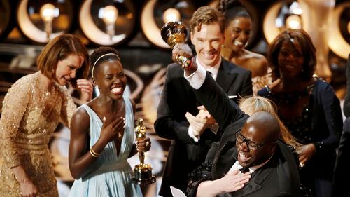 Il regista Steve McQueen festeggia l'Oscar per il miglior film vinto da "12 anni schiavo"
