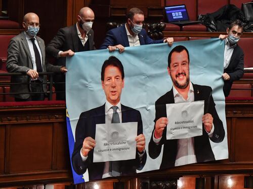 Conte smemorato scarica il decreto Salvini, ma all'epoca era favorevole