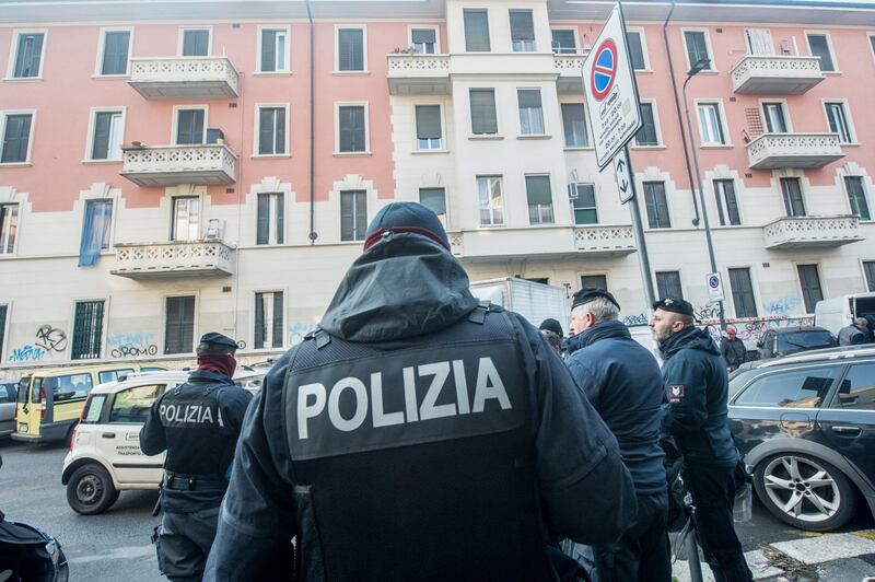 Blitz delle forze dell'ordine in via Gola, a Milano 5