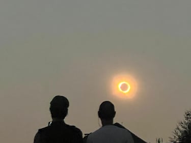 Lo spettacolo nel cielo con l'eclissi solare