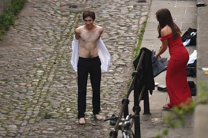 Gli studenti di Cambridge festeggiano tuffandosi nel fiume 5