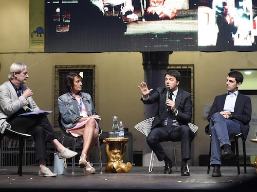 Renzi: "L'Europa va cambiata". Ma a Ferrara prende fischi e uova