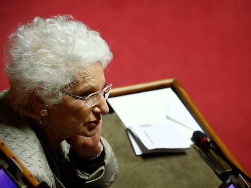 Biella, il sindaco fa retromarcia: "Sì a cittadinanza per Liliana Segre"