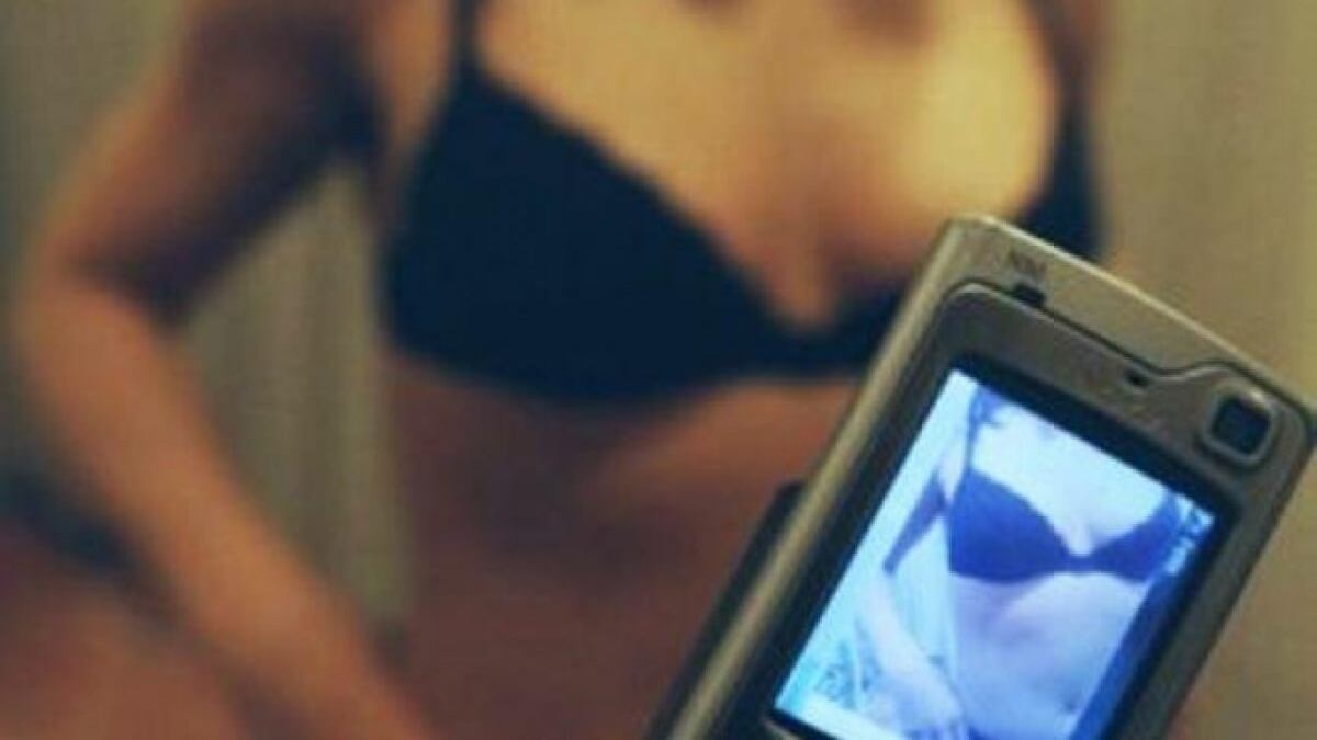 Salerno, scambia foto hard sul telefono con una minorenne: condannato 32enne
