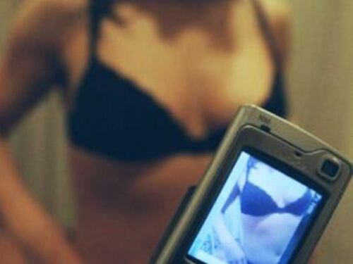 Salerno, scambia foto hard sul telefono con una minorenne: condannato 32enne