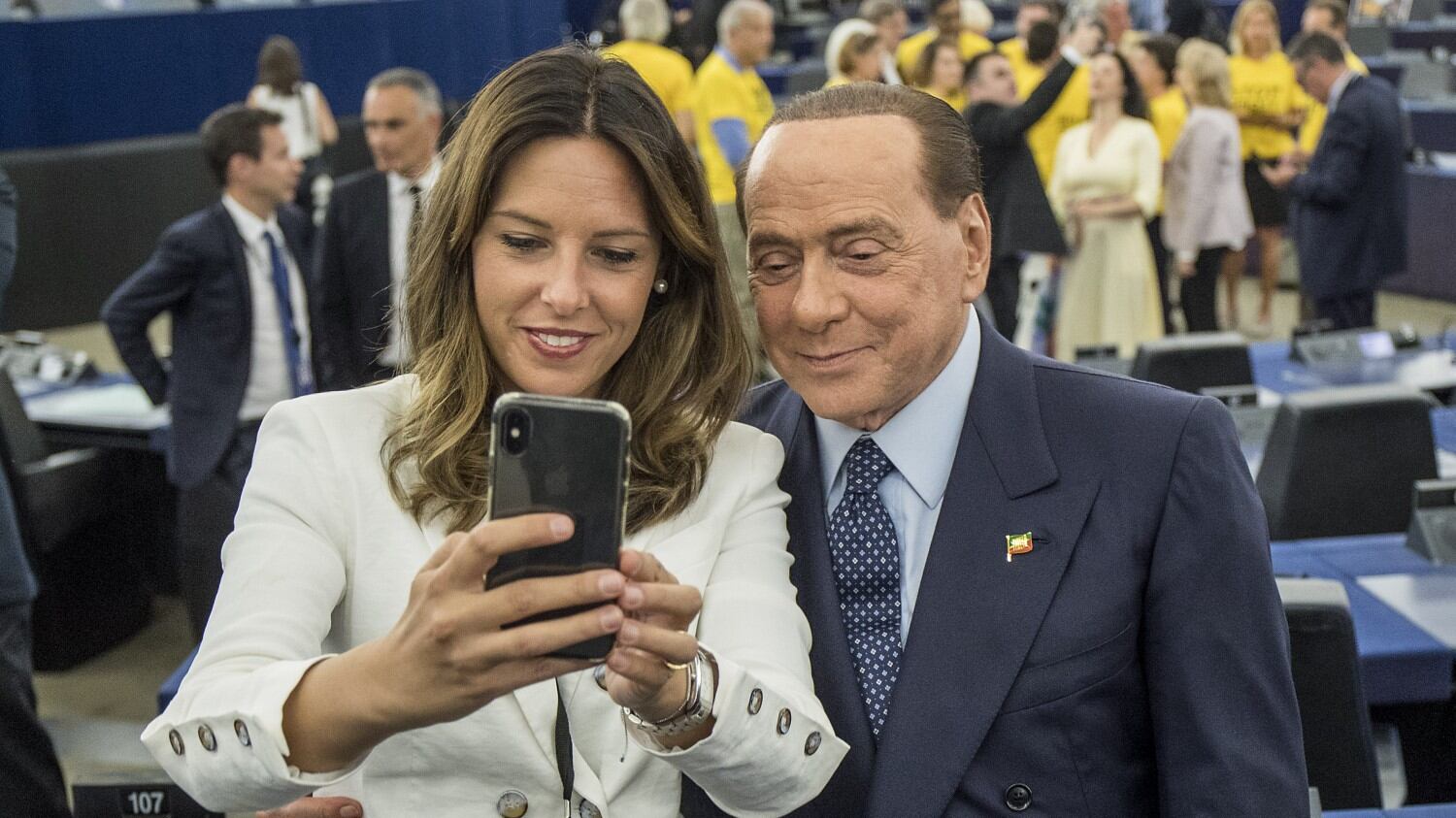 Selfie, maglie del Milan e autografi: il Cavaliere è il mattatore in Aula