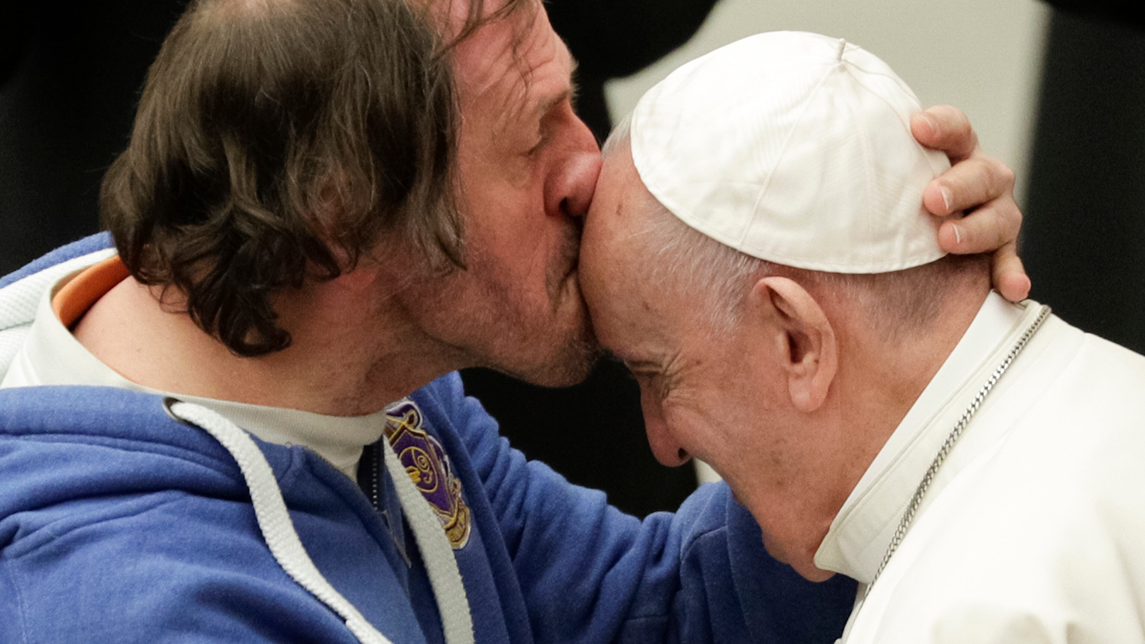Dallo schiaffo al bacio in fronte: quel Papa "fisico" così umano